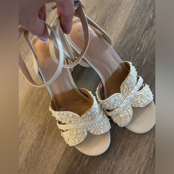 Elegant Time and Tru Cream Women's Sandals Sz 8 - Picture 1 of 6